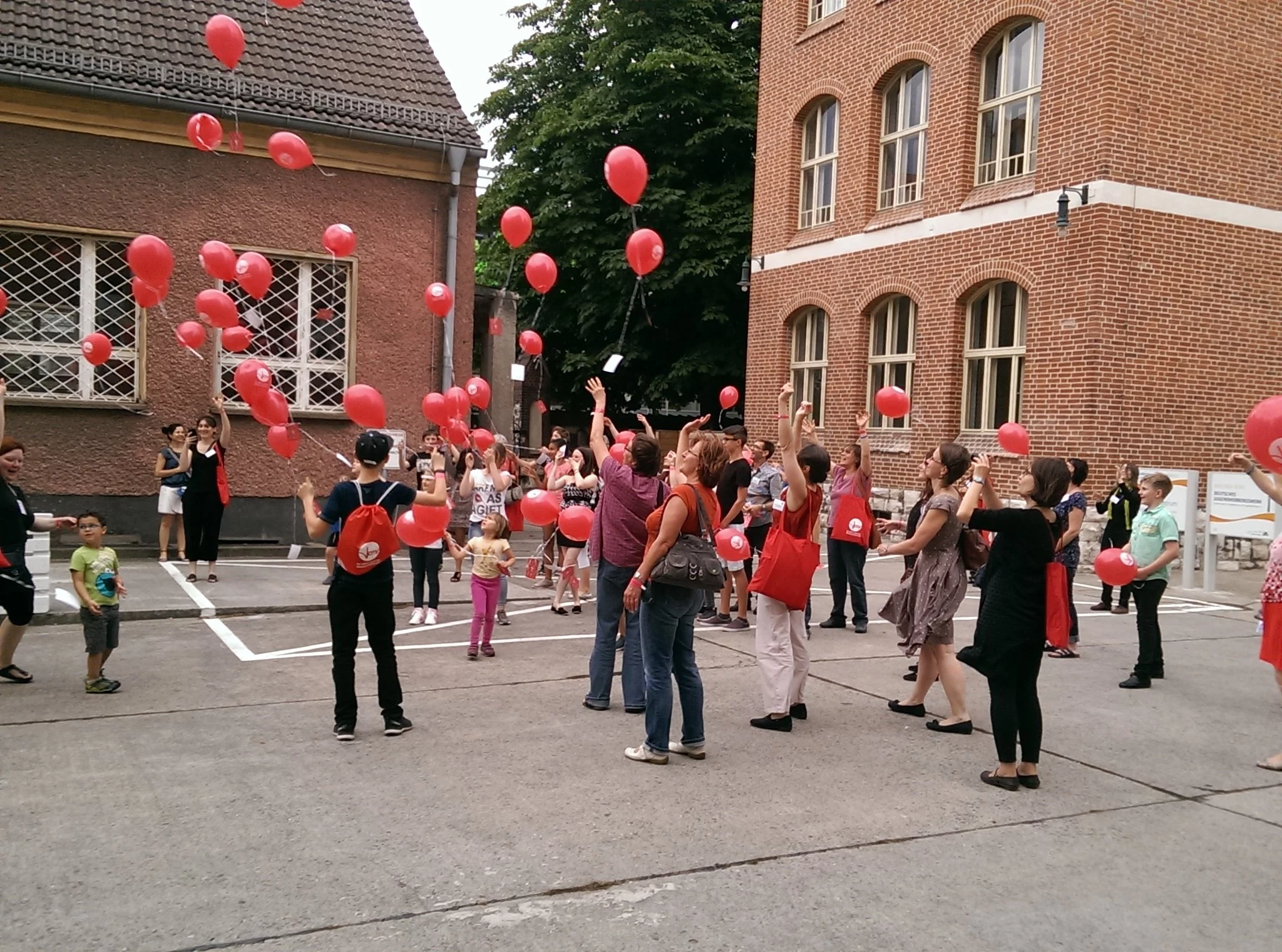 Luftballons steigen - 50-Jahrfeier VAMV Bundesverband
